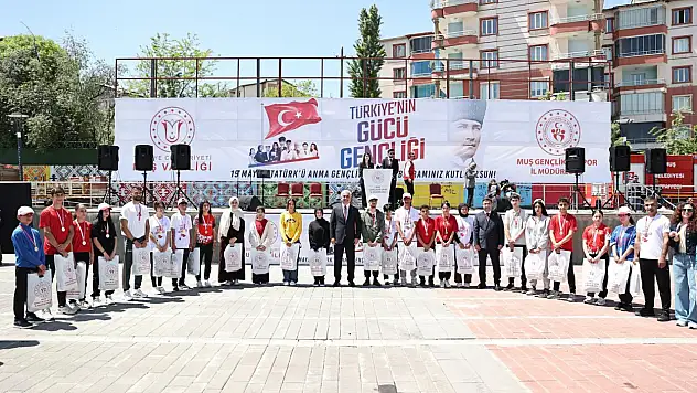 Muş'ta 19 Mayıs Coşkusu: Gençler Hem Yarıştı Hem Kutladı