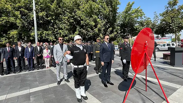 Muş'ta 30 Ağustos Zafer Bayramı coşkuyla kutlandı: Çelenk sunumu ve tebrik töreni!
