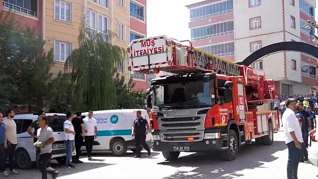 Muş'ta 7 katlı bina yangınında 6 kişi dumandan etkilendi, müdahale tartışma konusu oldu