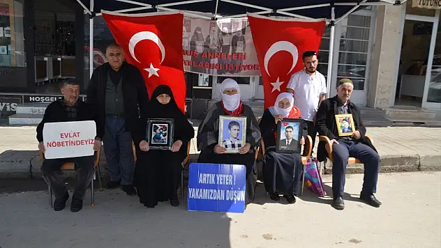 Muş'ta ailelerin evlat nöbeti sürüyor