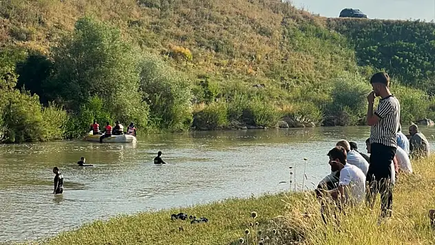 Muş'ta akıntıya kapılan iki kardeşten biri yaşamını yitirdi, diğeri aranıyor