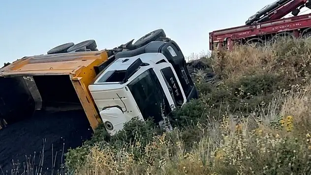 Muş'ta asfalt yüklü iş makinesi devrildi: Sürücü yaralandı