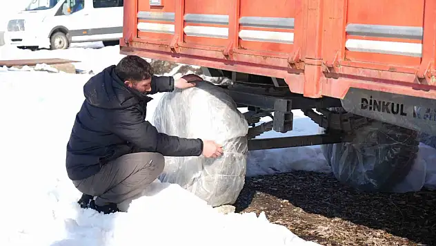 Muş'ta çiftçilerin soğuğa karşı lastik mesaisi
