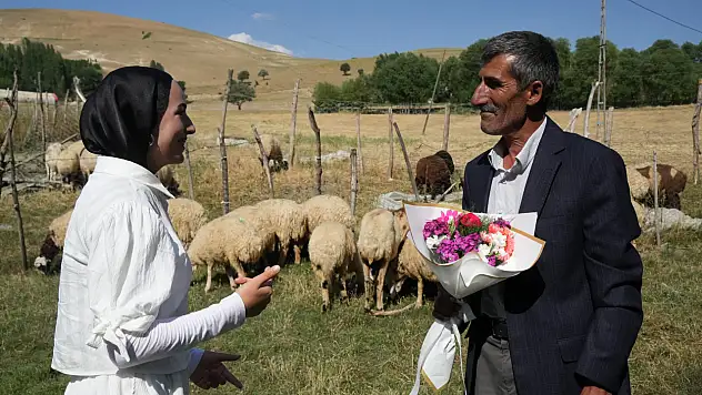 Muş'ta Çimen, YKS başarısını babasına çiçekle kutlayarak unutulmaz bir an yaşattı