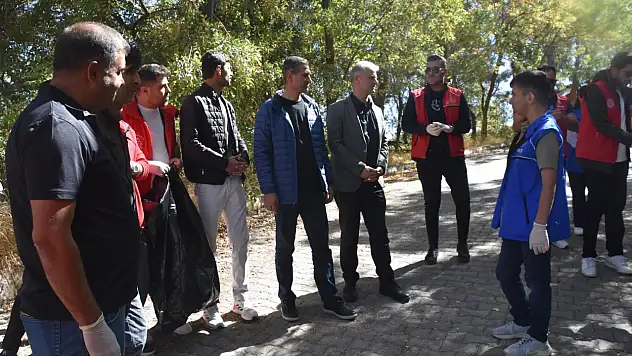 Muş'ta Dünya Temizlik Günü Etkinliği: Gençlerden Doğaya Örnek Davranış