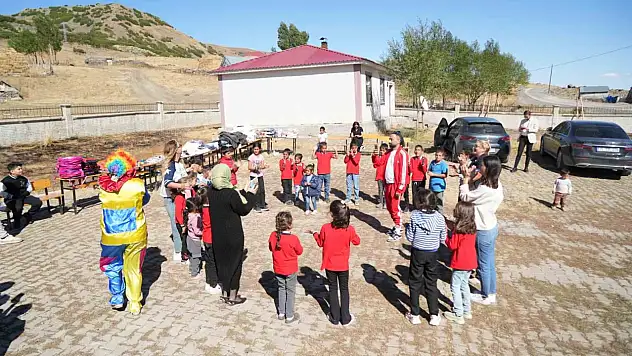 Muş'ta Elden Ele Mutluluk ekibi, çocuklara hediye ve oyun dolu bir gün yaşattı