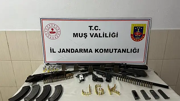 Muş'ta evde yapılan aramada çok sayıda silah ve mühimmat ele geçirildi