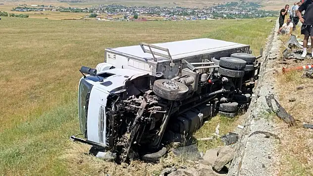 Muş'ta feci kaza: Kamyon ile otomobil çarpıştı, 2 kişi hayatını kaybetti