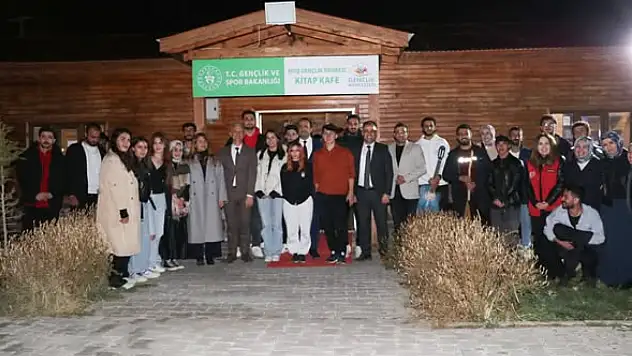 Muş'ta Gençler Tarihi Murat Köprüsü Kitap Kahve'de Buluştu