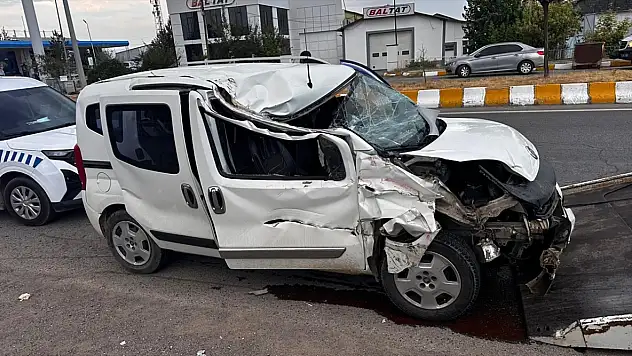 Muş'ta hafif ticari araç tıra arkadan çarptı: 1'i ağır 3 yaralı