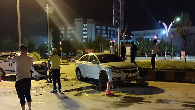 Muş'ta Hastane Kavşağı'nda gece kazası 2 kişi yaralandı