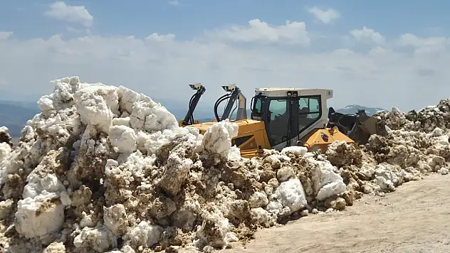 Muş'ta Haziran sonunda kar mesaisi: Yayla yolları iş makineleriyle açılıyor