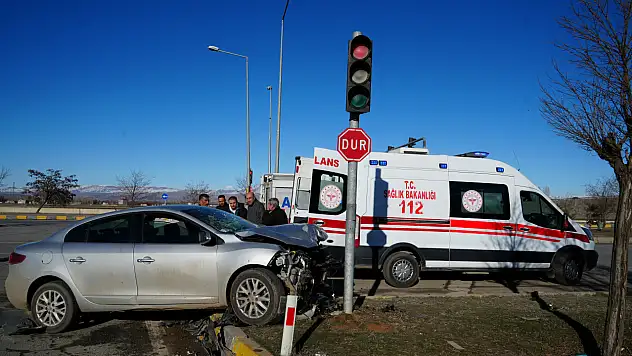 Muş'ta iki otomobil çarpıştı: 6 yaralı