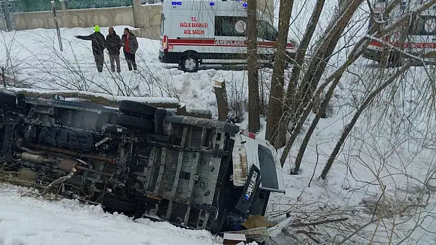 Muş'ta işçi servisi şarampole devrildi