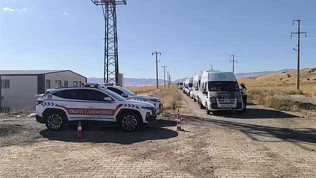 Muş'ta Jandarma, Okul Servis Araçlarına Güvenlik Denetimi Gerçekleştirdi