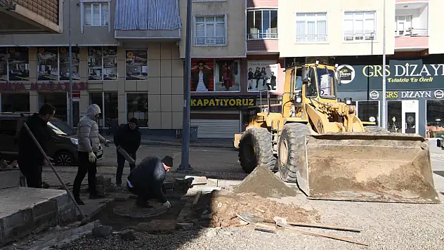 Muş'ta Kaldırım Yenileme Çalışmaları Devam Ediyor