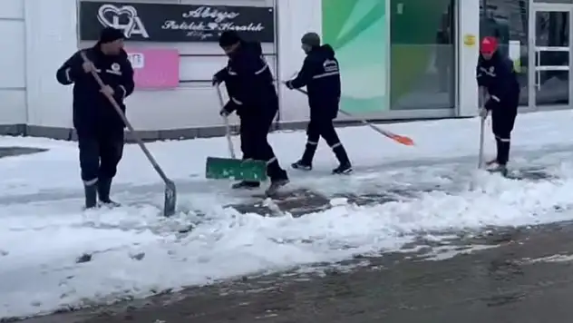 Muş'ta Kaldırımlarda Biriken Karlar Temizlendi