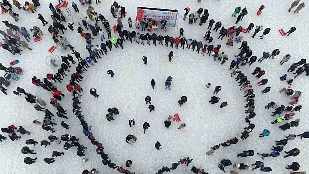 Muş'ta kar festivali gençleri spora çekti