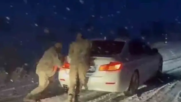 Muş'ta kar nedeniyle mahsur kalan araçlar jandarmanın müdahalesiyle kurtarıldı