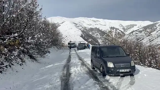 Muş'ta kar yağışı 14 köy yolunu kapattı, mahsur kalan araçlar kurtarıldı