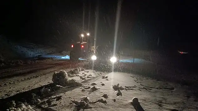 Muş'ta kar yağışı. Mahsur kalan 5 araçtaki 13 kişi kurtarıldı