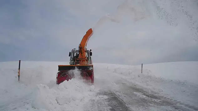 Muş'ta karla kaplanan yol sonunda ulaşıma açıldı