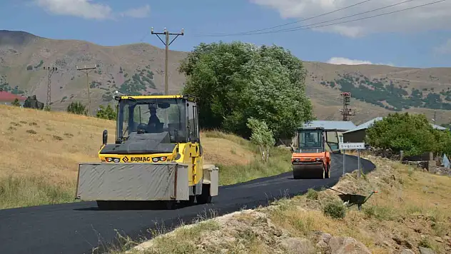 Muş'ta Kışın Yol Açma, Yazın Asfaltlama Çabası Sürüyor