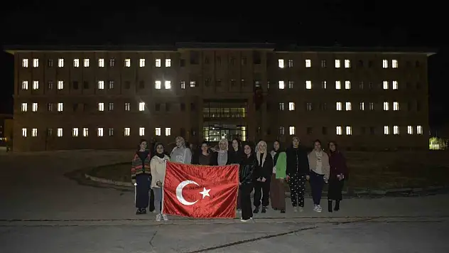 Muş'ta Kız Öğrencilerden Cumhuriyet'in 102. Yılına Anlamlı Işık Koreografisi