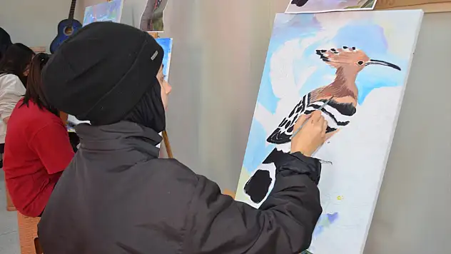 Muş'ta lise öğrencileri kuş türlerini tuvale aktardı