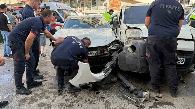 Muş'ta Meydana Gelen Trafik Kazasında Çocuk Dahil 3 Kişi Yaralandı