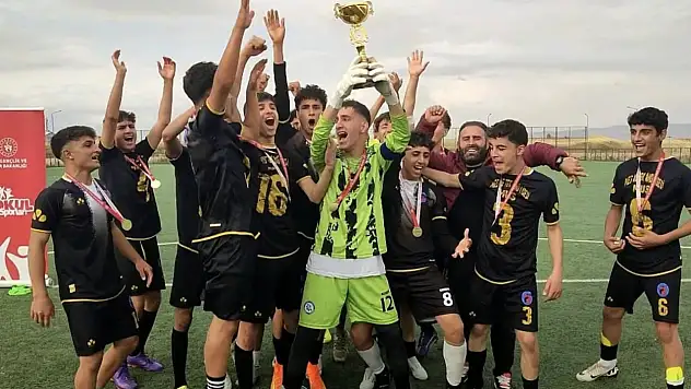 Muş'ta Okul Sporları Futbol Gençler İl Birinciliği Sona Erdi