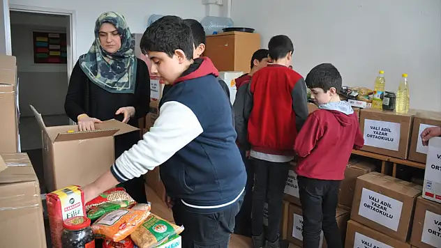 Muş'ta ortaokul öğrencileri harçlıklarıyla ramazan kolisi hazırladılar