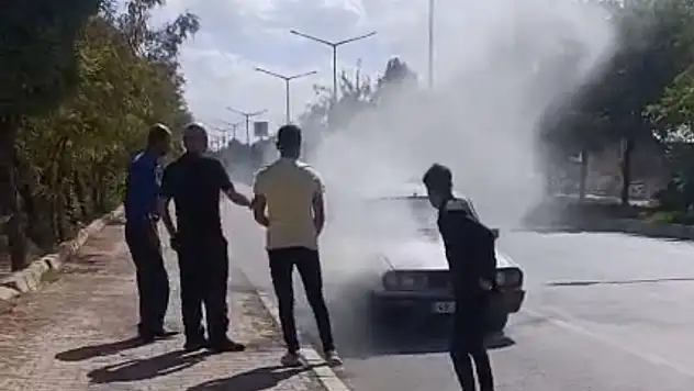 Muş'ta otomobildeki yangın, beton mikserinin su müdahalesiyle söndürüldü
