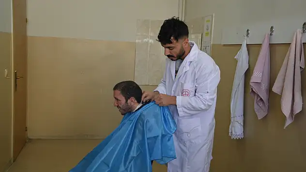 Muş'ta özel gereksinimli öğrencilerin bayram tıraşını öğretmeni yaptı