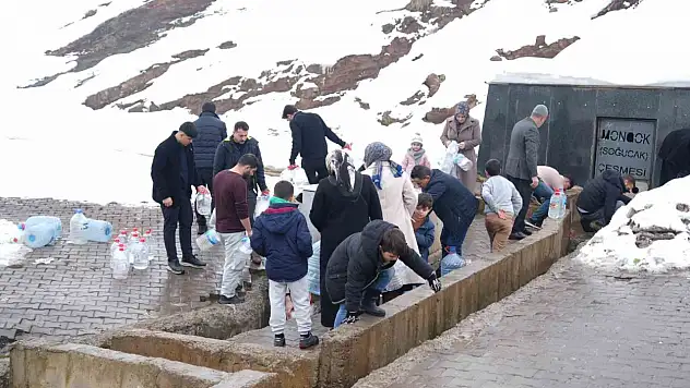 Muş'ta şebeke suyu paniği: Vatandaşlar çeşmelere koştu