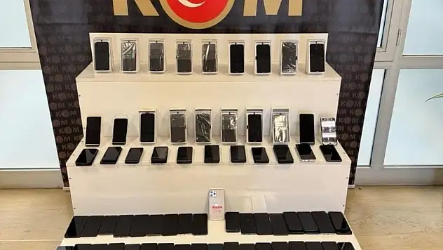Muş'ta şüpheli araçtan kaçak ürünler çıktı: 98 cep telefonu ele geçirildi