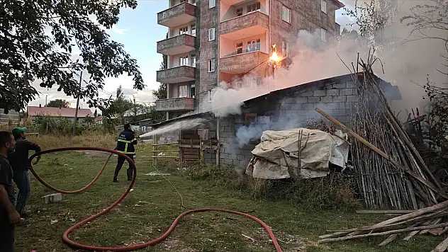 Muş'ta tandır evinde yangın: Alevler elektrik direğine sıçradı