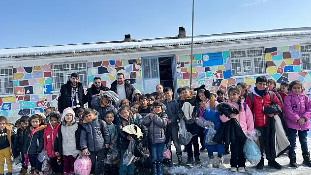 Muş'ta tiyatro geliri çocuklar ve sokak hayvanları için bağışlandı