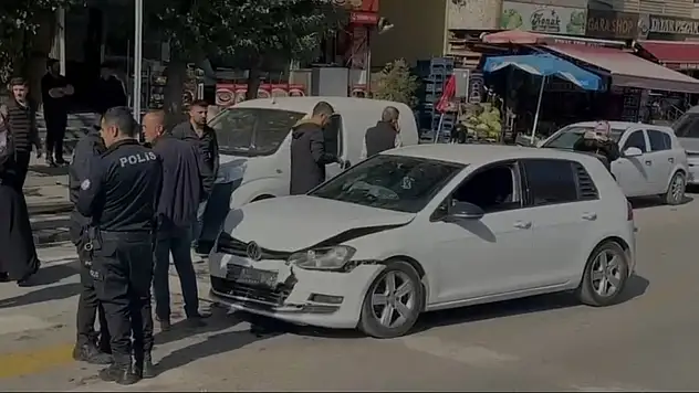 Muş'ta Trafik Kazası: İki Otomobil Çarpıştı, 2 Yaralı