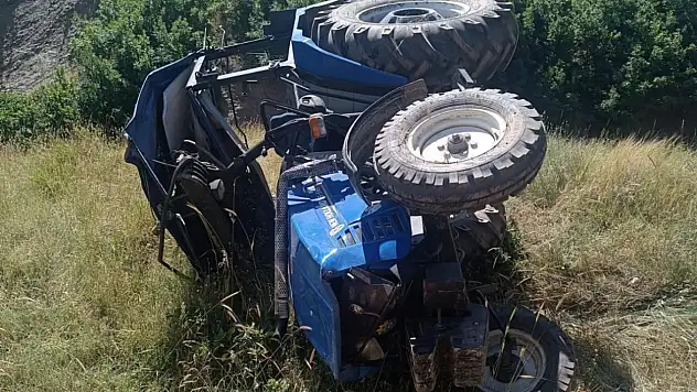 Muş'ta traktör devrildi: Sürücü yaralandı, hastaneye kaldırıldı