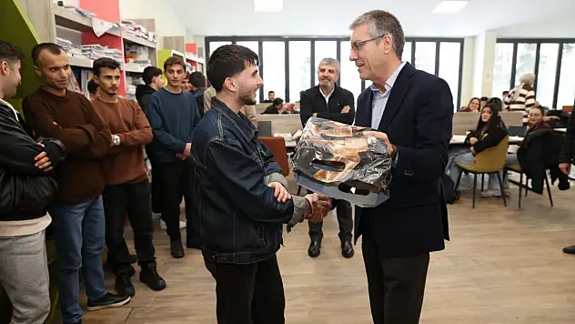 Muş'ta Üniversite Adaylarına Kaynak Kitap Desteği