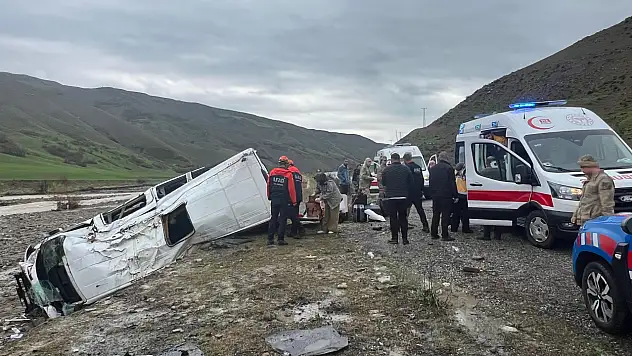 Muş'ta yolcu minibüsü dereye yuvarlandı: 16 Kişi Yaralandı