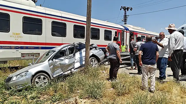 Muş'ta yolcu treni otomobile çarptı: 3 yaralı