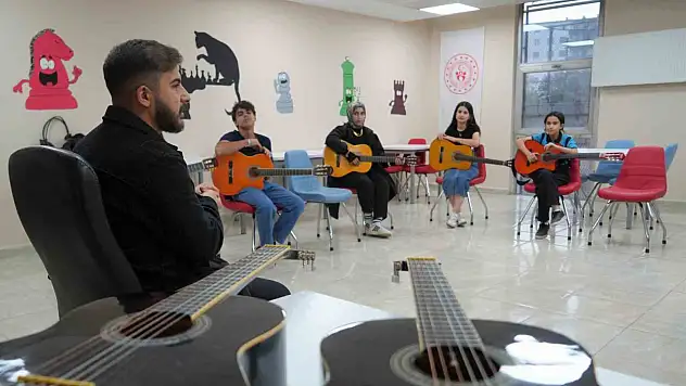 Muş'taki Gençlik Merkezi'nde Güzel Sanatlar Atölyesi'ne yoğun ilgi, gençler sanatsal yeteneklerini keşfediyor