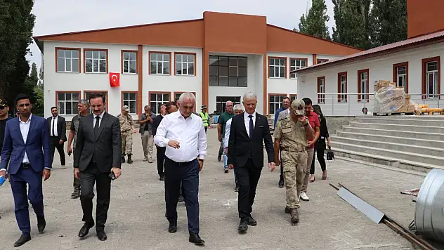 Muş Valisi Avni Çakır, Malazgirt'te Gençlik Merkezi ve Yarı Olimpik Yüzme Havuzu İnşaatını İnceledi