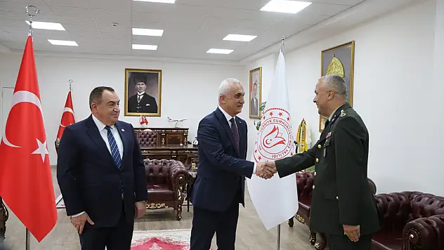 Muş Valisi Çakır, bayramda görevde olan personelle bayramlaştı