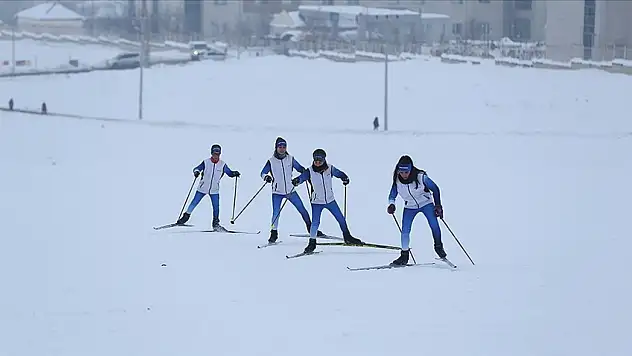 Muşlu kayakçılar, dondurucu soğukta şampiyonluk için hazırlık yapıyor