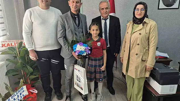 Muşlu minik yüzücü Hüma Daşdemir, Türkiye rekoru kırarak ödüllendirildi