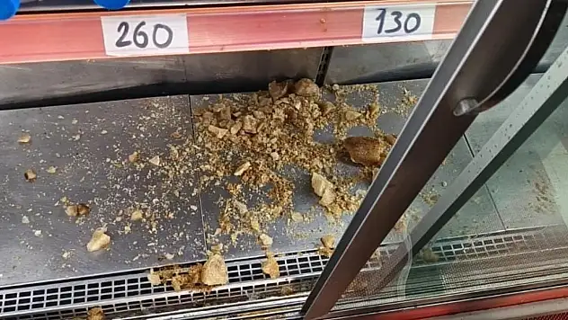 Namaz kılarken dolapta şişe patladı, korku dolu anlar yaşandı!