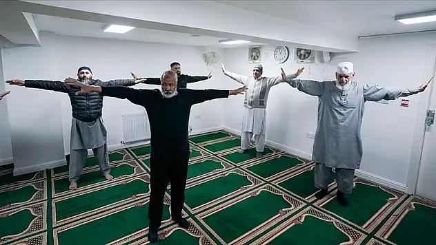 Namazdan sonra minderler seriliyor: Camide pilates erkekleri bir araya getirdi